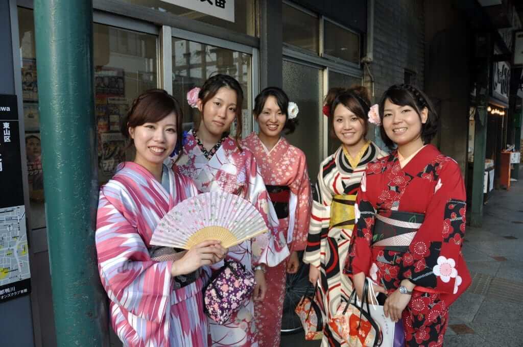 Japoneses vestidas con yukata