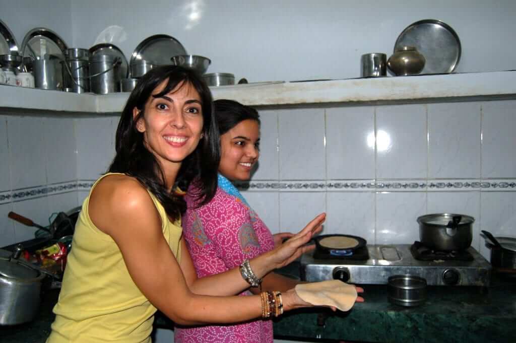 India cocinando chapatis