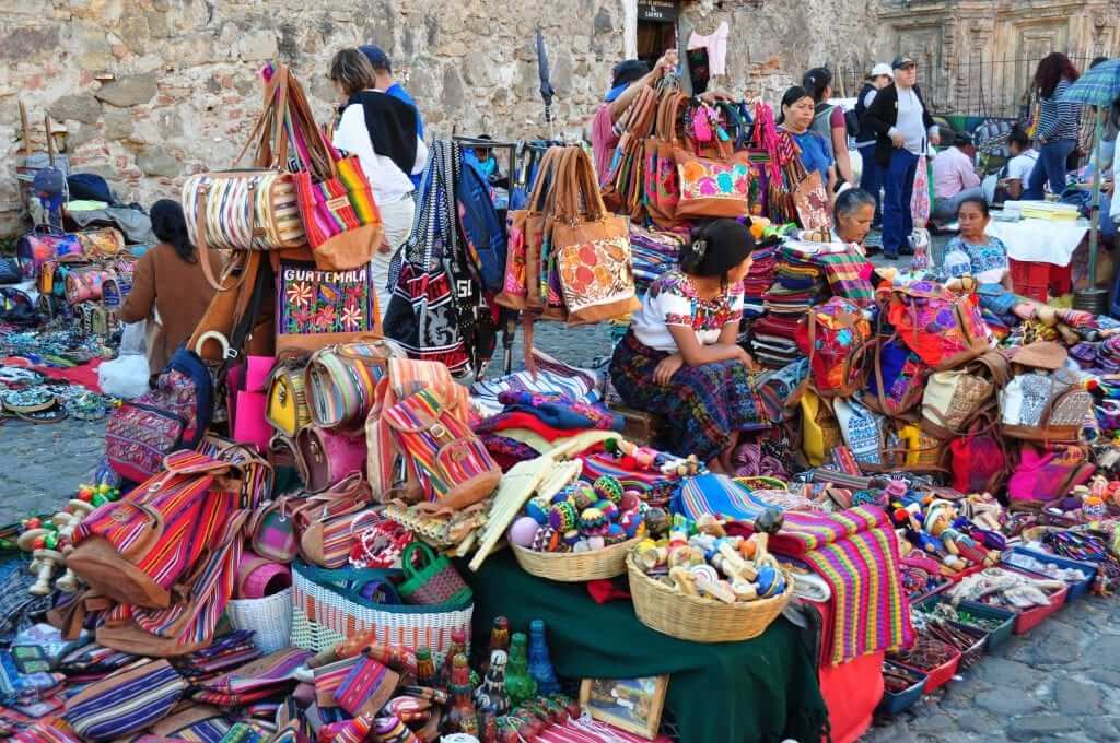 Antigua, Mercado de artesanía del Carmen, Guatemala